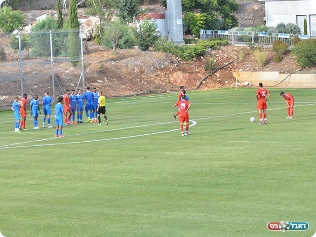 אלקנתי מתכונן לבעיטה (קובי פורטל)